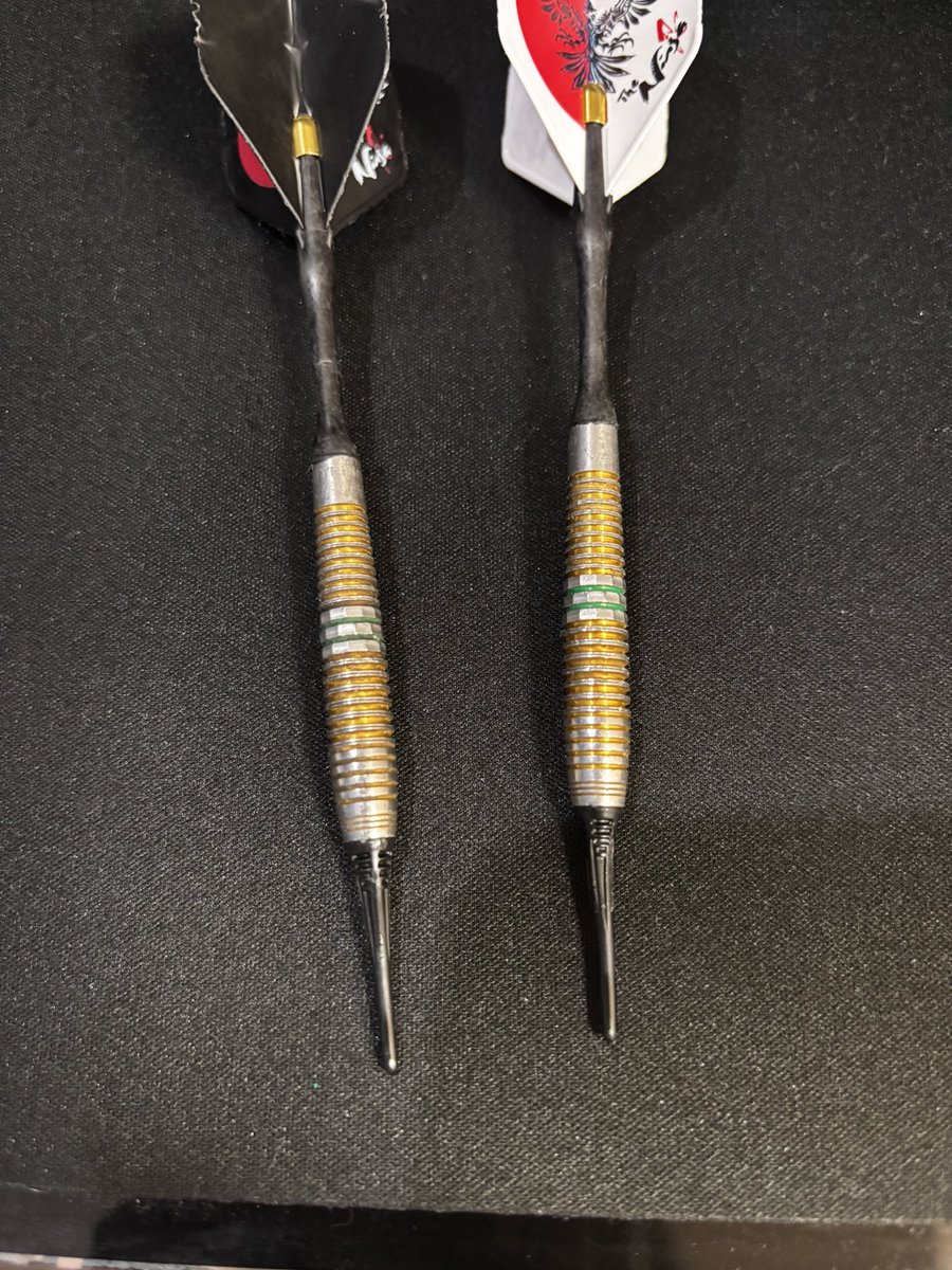 IGNAT_R's tweet photo. ダーツのバレルお掃除ー！
←清掃前
清掃後→

やっぱり綺麗なバレルで投げるのは気持ち良いもんだよね！！ https://t.co/KWhgRWoYG7