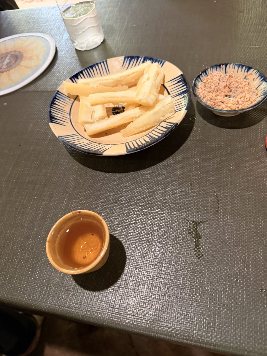 Fumomaro's tweet photo. クチトンネルで食べたイモ。歳とったせいか、以前よりも美味しくなった気がする。 https://t.co/pjl6Rrq4vT