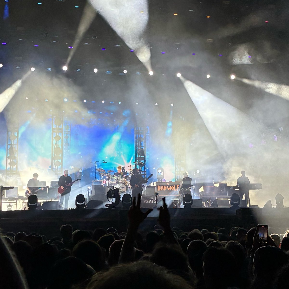 _telescaster's tweet photo. no show do the cure   era segunda musica eu tava chorando ja https://t.co/BqunLJGAVD