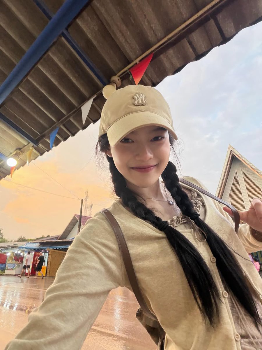 janeorbity's tweet photo. น่ารักได้สิ้นเปลืองมาก ฝนฟ้าครึ้มมาจากไหน เจอรอยยิ้มเธอเข้าไป สดใสทันที เหมือนฉันโดนน้องทำของใส่ หลงจนโงหัวไม่ขึ้น https://t.co/0YsOMk5xYj
