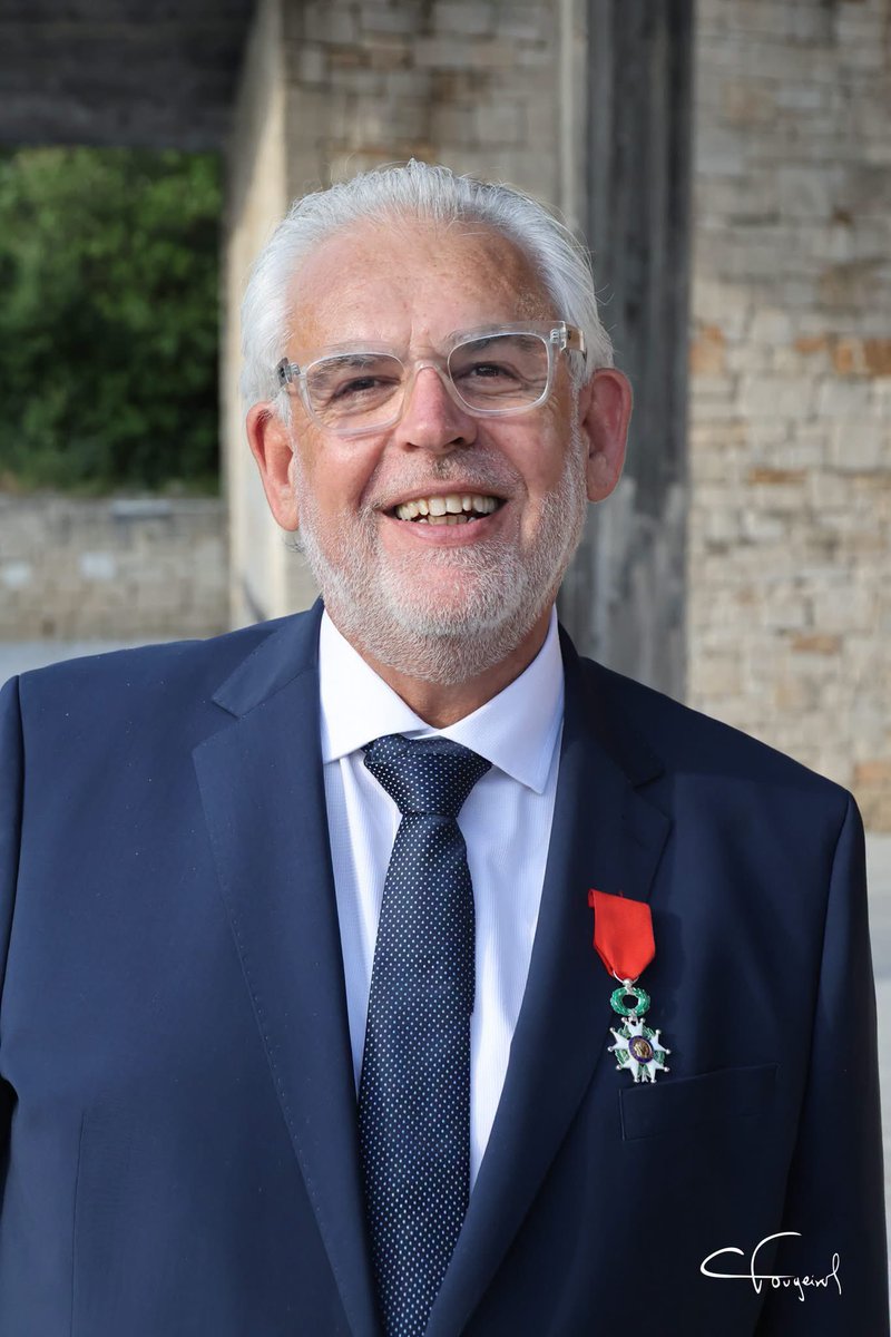 ValentinPetit__'s tweet photo. Ce samedi 30 mai, à la @grottechauvet2 @pterrasse a été élevé au grade de chevalier de la Légion d'honneur par l'ancien président de la République @fhollande  
Cette distinction reflète l'engagement public qu'il a mené durant plus de trente ans au service de notre territoire, à travers ses différentes fonctions : conseiller général, député de la première circonscription et président du conseil général de l'Ardèche.  
Parmi ses réalisations marquantes figure la Grotte Chauvet 2 , réplique du site inscrit au patrimoine mondial de l'UNESCO, qui a accueilli 4 millions de visiteurs depuis son ouverture.

Dès ses débuts à la chambre des députés, soucieux de nos aînés, Pascal en est rapidement devenu le spécialiste. 

On lui doit également de nombreux projets en faveur de nos aînés, de l'éducation, ainsi que des événements culturels et sportifs d'envergure : le festival Aluna, l'étape du Tour de France avec le contre-la-montre de 2016, ou encore le développement de la Via Rhôna.

Pascal  a aussi œuvré pour la francophonie en tant que secrétaire général de l'Assemblée parlementaire de la Francophonie.

Vous l'aurez compris : Pascal a consacré une grande partie de sa vie à servir l'intérêt général, pour le bien de notre communauté.