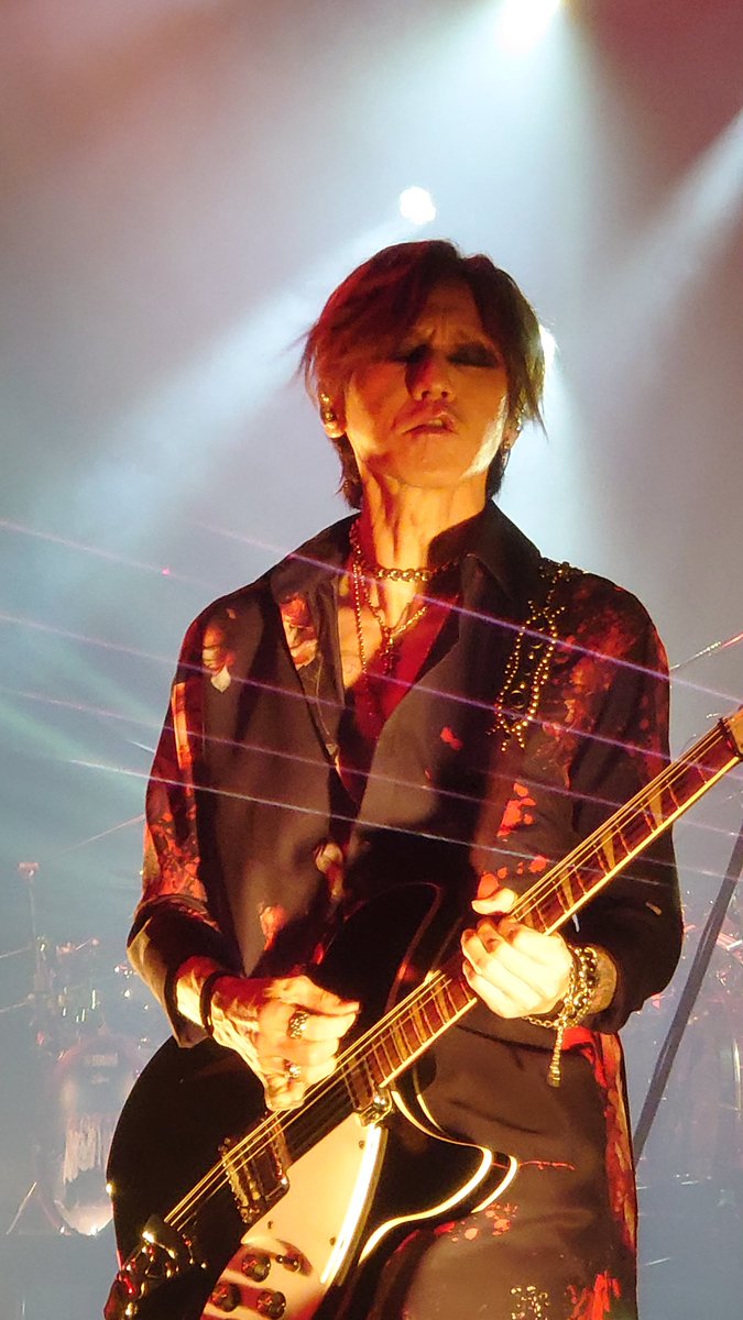 youya_s's tweet photo. 杉スレさんに届け〜❤

・口角上がり気味SUGIZO
・多分顔で弾いてるSUGIZO
・やっぱり顔で弾いてるSUGIZO
・｢今、撮って｣(バルカンサイン)してるSUGIZO

#LUNAPIC
 #0606大阪
 #SUGIZO https://t.co/iOV87pKjfJ