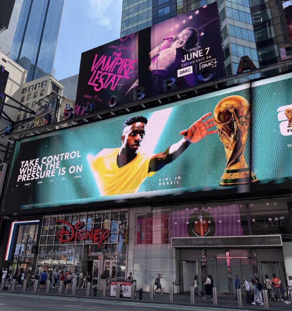 MadridXtra's tweet photo. Vinicius Jr, New York. 🇺🇸 https://t.co/W92XF8a8Jz