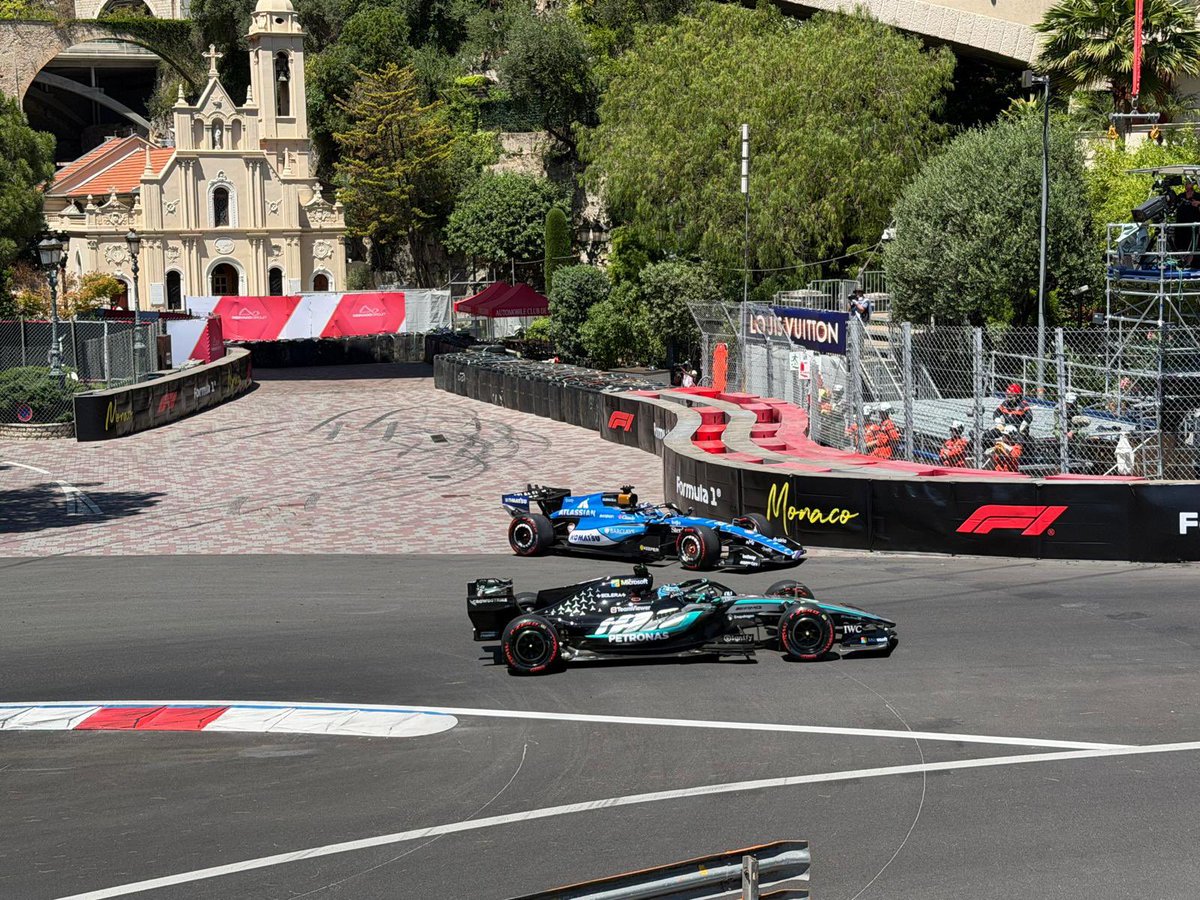 robertofunoat's tweet photo. Pericoloso rientro in pista della Williams mentre sfila la Mercedes.  (📸 @lesmo27 x @RmcMotori ) #F1 #MonacoGP #FP3 #Williams #Mercedes https://t.co/QY6zyiClG7