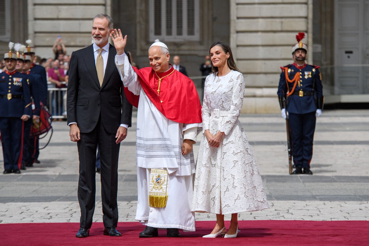 PatrimNacional's tweet photo. 🏰El #PalacioReal acoge a Su Santidad el Papa León XIV en su primera visita apostólica a España 🇻🇦 🇪🇸
Ha sido recibido con honores por SS. MM. los Reyes, acompañados de la Princesa de Asturias y la Infanta Sofía y las máximas autoridades del Estado y de la Conferencia Episcopal✝️ https://t.co/jiepJArw8F