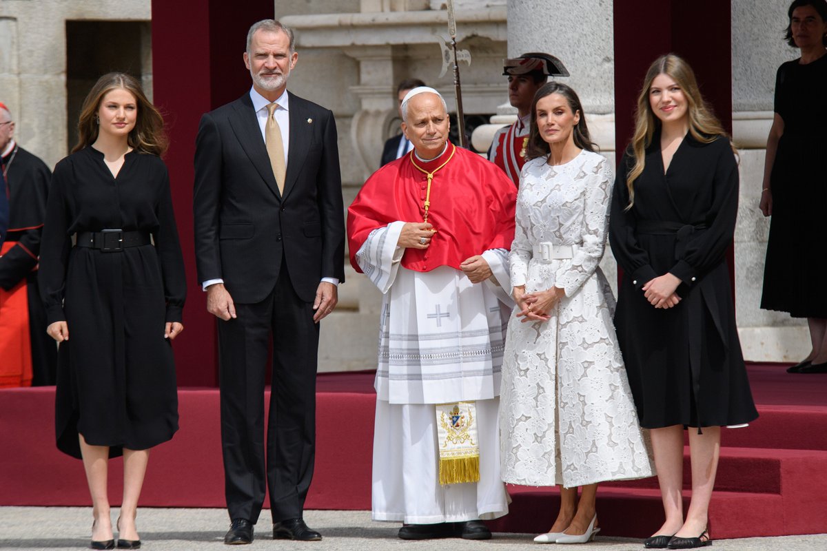 PatrimNacional's tweet photo. 🏰El #PalacioReal acoge a Su Santidad el Papa León XIV en su primera visita apostólica a España 🇻🇦 🇪🇸
Ha sido recibido con honores por SS. MM. los Reyes, acompañados de la Princesa de Asturias y la Infanta Sofía y las máximas autoridades del Estado y de la Conferencia Episcopal✝️ https://t.co/jiepJArw8F
