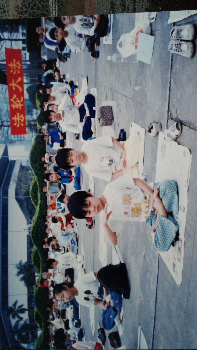 ChingFiona73649's tweet photo. Sing Tao Daily reported accurately in 1999 and TVB's most popular program interviewed Falun Dafa in Guangzhou, attracted almost 1,000 Hong Kong people to come and learn, unfortunately in July 1999 Jiang Zemin started brutal persecution of Falun Dafa ! https://t.co/rA3MqNp98h