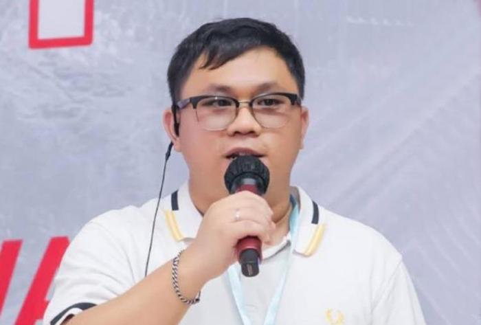 dimarsasongko98's tweet photo. Namanya Timothy Ivan Triyono.
Sekarang Staf Khusus KSP , lingkaran terdekat Presiden yang tiap hari teriak antikorupsi.

Tapi pada 2022, namanya terseret pusaran suap Hakim Agung Sudrajad Dimyati , yang akhirnya terbukti bersalah dan divonis 7 tahun penjara (inkracht, dikuatkan MA). 

KPK memeriksa Timothy berulang kali sebagai saksi, dan memintanya mengembalikan Rp200 juta, uang yang menurut berkas tuntutan jaksa berkaitan dengan pengurusan kasasi oleh pamannya, Heryanto Tanaka, di Mahkamah Agung.

Timothy akui sendiri: KPK yang minta dia kembalikan uang itu.

Dan mantan penyidik KPK Yudi Purnomo sudah kasih konteksnya: 

"Mereka kembalikan uang bukan karena sadar , tapi karena ketahuan. Kalau tidak ketahuan, tentu tidak akan dikembalikan."

Sekali lagi: bukan soal bersalah atau tidak di mata hukum. 

Tapi dari sekian ratus juta orang Indonesia, kenapa yang dipilih duduk di lingkaran istana adalah orang yang pernah diminta KPK mengembalikan uang dalam pusaran kasus suap hakim agung?

Standar apa yang dipakai? 

Atau justru ini memang standarnya?🙂