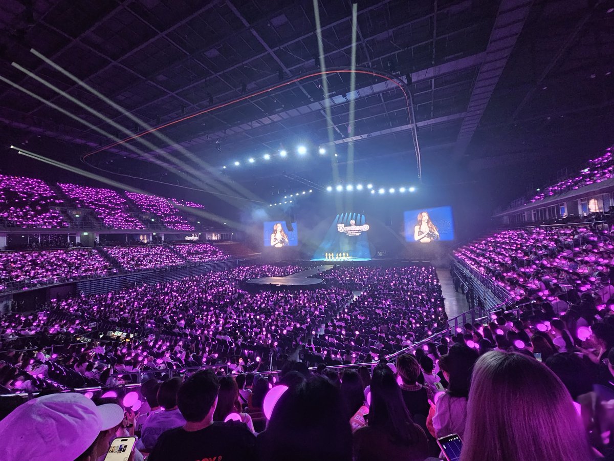 YoonsicaFSR's tweet photo. สีชมพูสวยมากกกกกกก #4EVEUnchainedConcert_Day1 https://t.co/quCQEqE3Vn