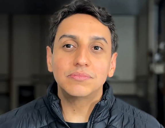yuzinhaaaa's tweet photo. Religião de rico ou não?

Católico?
— Não rico, normalmente é nordestino.

Evangélico?
— Muito não rico, assim como todo protestante.

Pagão?
— Riquíssimo. Muito rico. Esses estão até na política criando partido.

Hinduísta?
— Se mora na Índia é não rico.

Umbandista e Espírita?
— Riquíssimo. Só conheço branco rico nisso.

Judaísmo?
— Muito rico. Riquíssimo (mossad me paga)