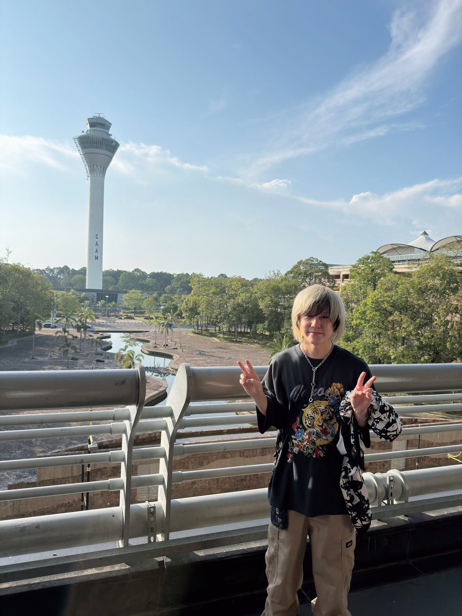 Akito_Shirai's tweet photo. 人生初マレーシアに無事上陸✈️
長かった…そして暑すぎる笑

明日はアジアツアー初日、頑張ろー💪 https://t.co/WwysFCsTFs