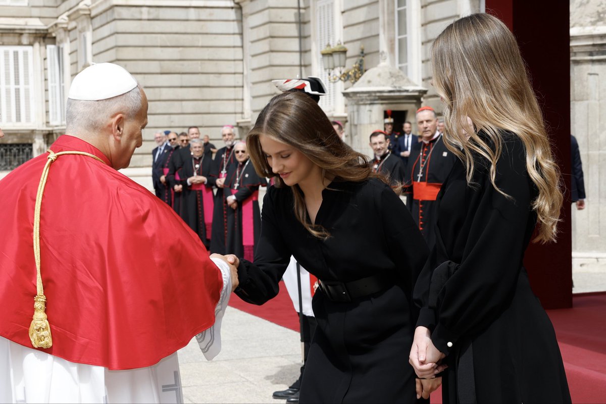 Valentin_GarAl's tweet photo. Qué alegría ver que @CasaReal está haciendo una impecable recepción al Papa, en fondo y forma. Lo esperábamos https://t.co/SZjMxSTEOl