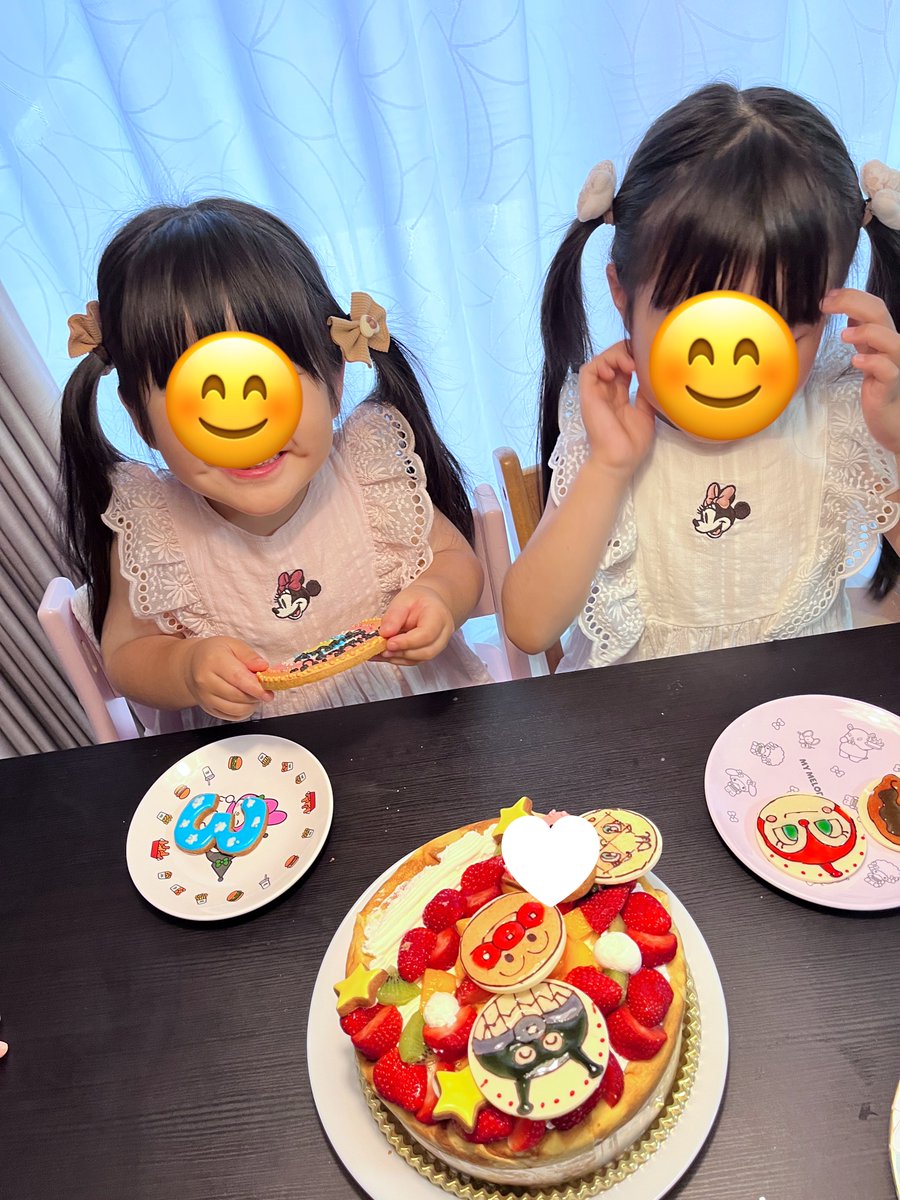 kkmo0417's tweet photo. むちふわ次女の3歳お誕生日🤍🤍
産まれてきてくれてありがとう愛してる😭💓
まだ見ちゃダメよ～の2人が可愛い🤣🫶 https://t.co/DMEOQQsOI8