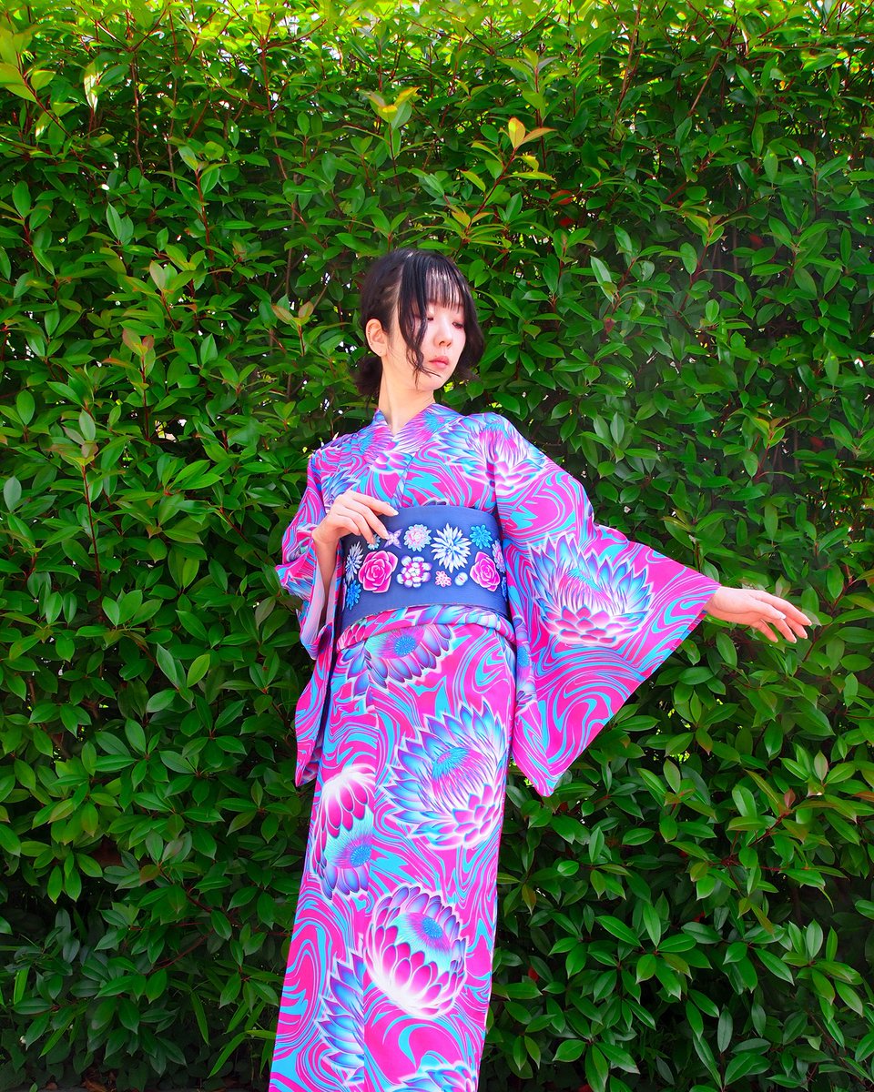 iroca_jp's tweet photo. 花は色に溶け、海は光に揺らぐ
境界はほどけ、視覚は歪んでゆく
irocaは「サイケデリック」のテーマのもと、花と深海という2つの異なる世界の新作浴衣を中心に展開

ゲストの立体刺繍作家PieniSieni、今期テーマは「華」、夏の花である朝顔や通年楽しめる椿等、華やかな花モチーフを立体刺繍で表現 https://t.co/WWib5mCrmy