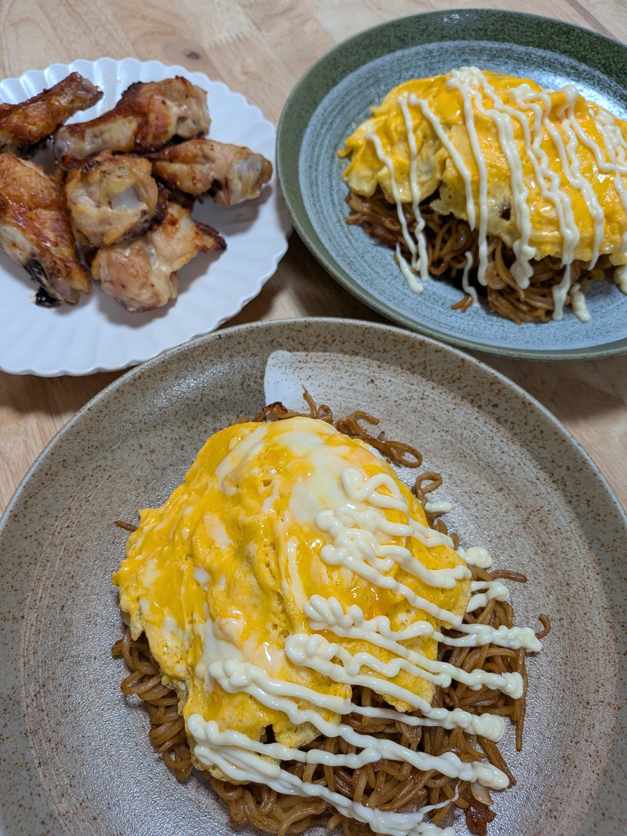 GogogoAngie's tweet photo. 私は腹パンです。
2人はオム焼きそば（新玉ねぎ入り）とスパイスチキン  #ノンフライヤー 焼きです🍀.* 
旦ちゃんが、娘と脚の長さが変わらない気がすると言ってきたので写真を撮ってみたら…なんでだろう膝下の長さか?!
娘、みるみる大きくなるꉂ🤣𐤔

 #夜ご飯  #オム焼きそば  #卵料理愛好家 https://t.co/p9zdrx1ygP