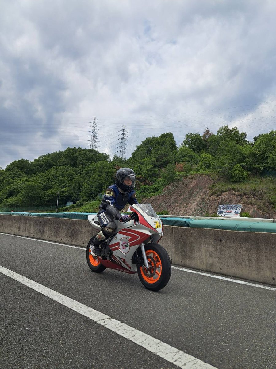 hobbybaseMG's tweet photo. 今日のイコマキチ
キッズの兄妹体験のお手伝いさせて頂きました

お兄さんはPW、スクーターで練習してからのNSF100でコースイン
2速固定ながらもぐんぐん上手になってました👏

妹ちゃんはPWで
自転車もまだ乗れなさそう雰囲気でしたが少しづつ楽しくなったようでもっと乗りたいコール笑

最高かよ https://t.co/GqwFj1HdQi