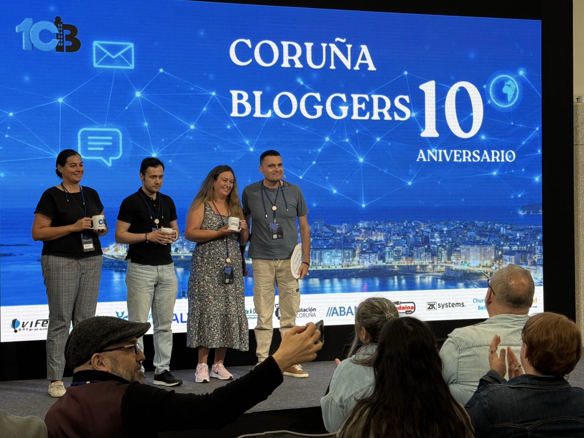 pmuinos's tweet photo. Ahí les tenéis. Ell@s son los  que más saben de #CoruñaBloggers después de un Kahoot muy reñido. 
Y no hay premio más emblemático para eso que la taza especial de Andaina. 
#10CB https://t.co/mqZoo28LAp