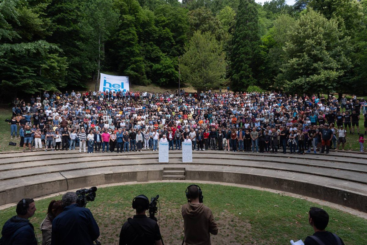 HaimarAltuna's tweet photo. Ezinbestez euskal preso, iheslari eta deportatu politikoen etxeratzea gauzatzeko unea iritsi da, eman diezaiogun azken bultzada. 
Bultza dezagun elkarrekin !!!
Denak #ETXERA !!!✊ https://t.co/TBUxusizb7