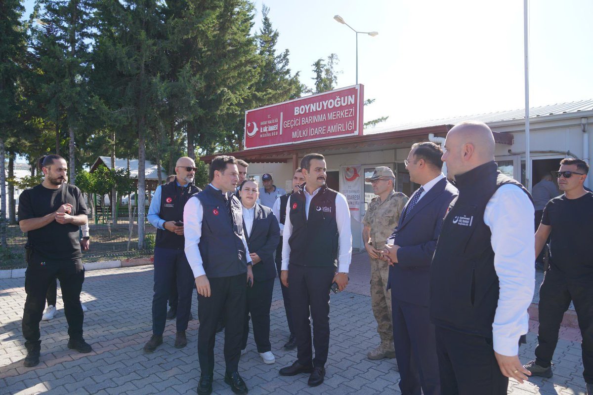 Gocidaresi's tweet photo. Göç İdaresi Başkanımız Sayın Muhammet Selami Yazıcı, Hatay’da tahliye süreci tamamlanan ve faaliyetleri sonlandırılan Boynuyoğun ve Apaydın Geçici Barınma Merkezlerinde incelemelerde bulundu.

Ziyarette merkezlerin mevcut altyapısı ve geleceğe yönelik planlamalar yerinde değerlendirildi.

https://t.co/vJAEkmE6Td

@TC_icisleri
@mselamiyazici