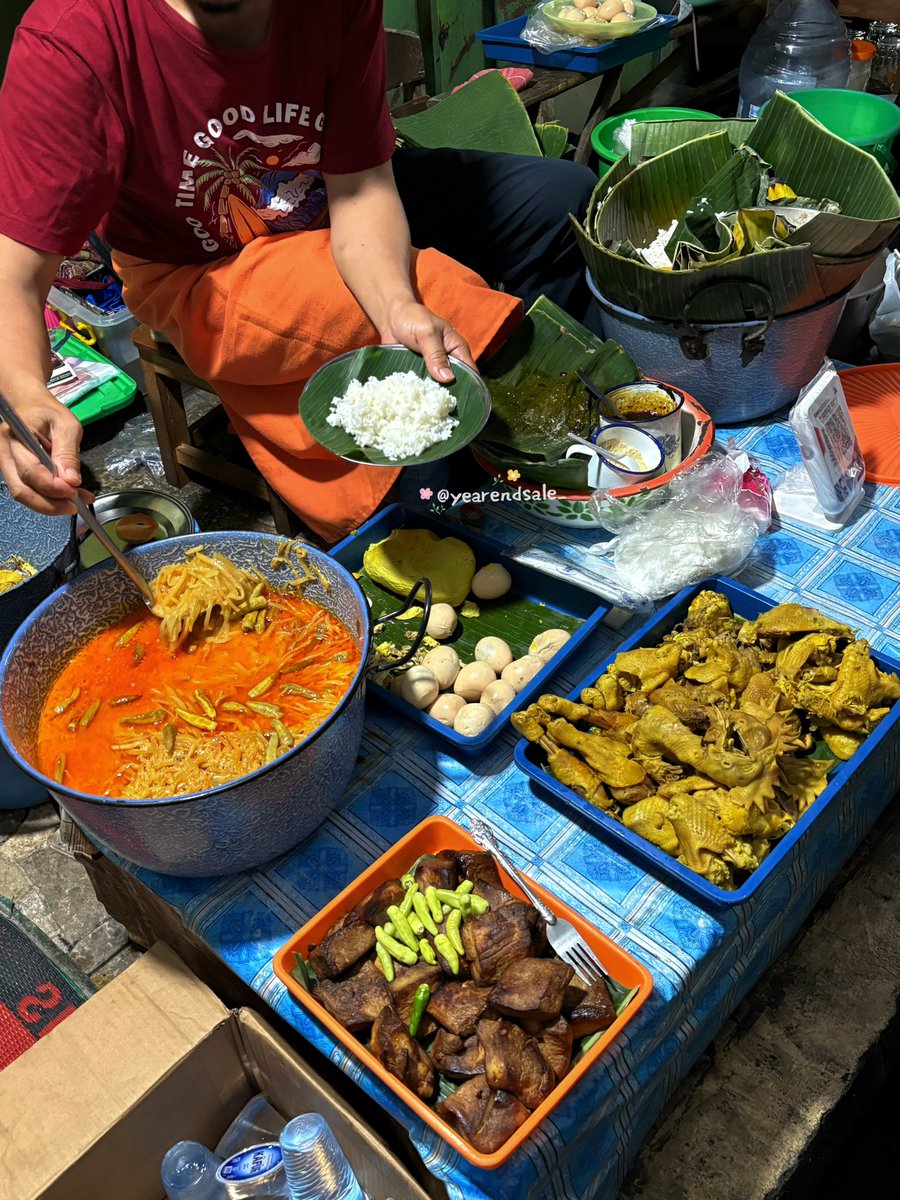 yearendsale_'s tweet photo. Misi wajib kalau ke Solo: makan nasi liwet 😆☝🏻
jujur mau beli random pun kayaknya enak semua, tapi yang ini cukup sering masuk rekomendasi warlok. Makan berdua habis 40 ribuan kenyang polll👍 https://t.co/S43jI6iH8S