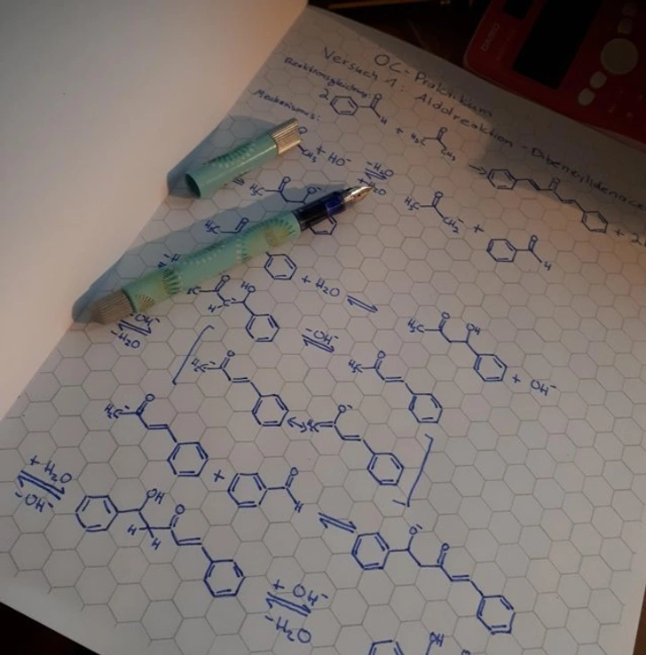 LeoDaVinciWave's tweet photo. Hexagonal graph paper made for organic chemistry notes. Honestly looks way more useful than regular notebooks. https://t.co/B0NQ0m9JcK