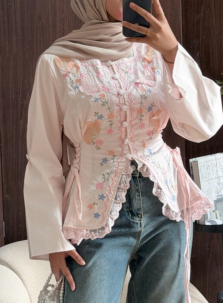letacakepstuff's tweet photo. gimana bisa mereka bikin blouse seindah ini…? setiap detailnya semakin anggun 🦋🌹 https://t.co/KY553thStU