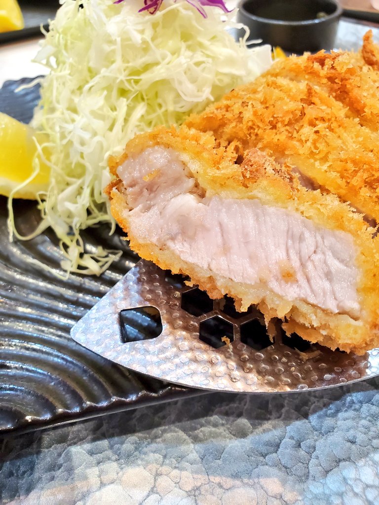 kawasyo1002's tweet photo. 今日の晩ごはん🍚
今週仕事頑張ったご褒美に 家族👨‍👩‍👦でかつ弘へ😆✨
豚肉🐷の脂身がやわらかくて めちゃくちゃ美味しかった⤴️⤴️
仕事でヘトヘトやったけど 家族で美味しいごはん食べたら元気出る😌‼️
頑張る時は頑張る💪
休む時はしっかり休む💪
メリハリつけて また来週も頑張っていく👊🔥

#かつ弘
#今日の晩ごはん
#とんかつ