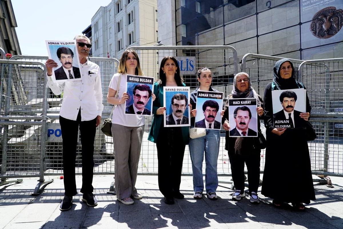 CmrtesiAnneleri's tweet photo. Ailelerin bütün çabalarına rağmen Buldan, Yıldırım ve Karay dosyaları 19 yıl boyunca sürüncemede bırakıldı. Ailelerin ısrarlı başvuruları sonucunda 19 Aralık 2013 tarihinde yeni bir iddianame hazırlandı. Bu iddianame, Ankara 1. Ağır Ceza Mahkemesi’nde görülen ve kamuoyunda Ankara JİTEM Davası olarak bilinen davaya dahil edildi.

#CumartesiAnneleri1106Hafta