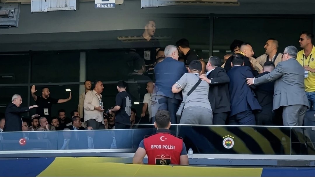 bbojunior's tweet photo. Fenerbahçe'de Olağanüstü Seçimli Genel Kurul toplantısı gerçekleştiriliyor. Aziz Yıldırım ve Hakan Safi'nin yarışacağı seçim öncesi gergin anlar yaşandı. 

Aziz Yıldırım, Hakan Safi'yi destekleyen ve Aziz Yıldırım aleyhinde tezahürat yapan tribünlerin üzerine yürüdü. https://t.co/bc4Jowg3l8