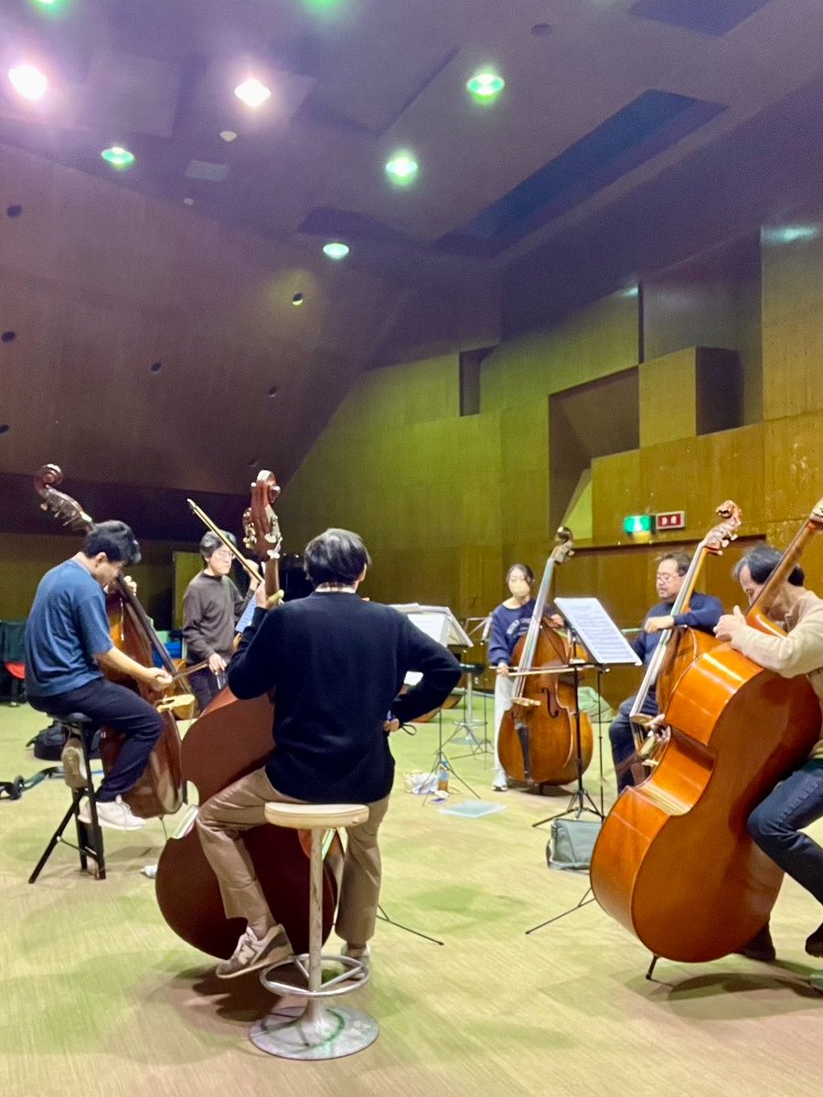 ashikyo1967's tweet photo. 全体やセクション練習のほか、各パートでも絶賛練習中！あるパートの練習では、技術面だけでなく曲のイメージ（妄想？）を膨らませてお互いに共有するなど、活発な意見交換が行われています。それぞれのパートのこだわりが重なり、どんな演奏に仕上がるか乞うご期待！難曲も一歩ずつ前進しています。 https://t.co/0tDdiXKB0N