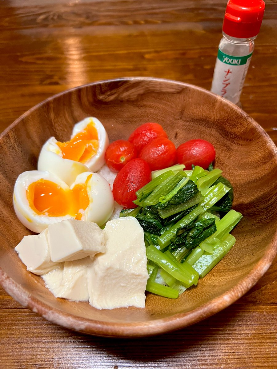 kee0gravity's tweet photo. べヴィな労働を終えて、疲れ過ぎた体でノロノロと袋麺を掴んだところで(待てよ…材料揃ってるな…？)となり残量2%の気合いとワクワクで作った潔いメシ！
作って良かった！作って良かった！そこそこナンプラー掛けてるのに風味が柔らかい！！体が栄養を吸収して回復した！！

#おうちごはん https://t.co/Zd8vr6eiIn