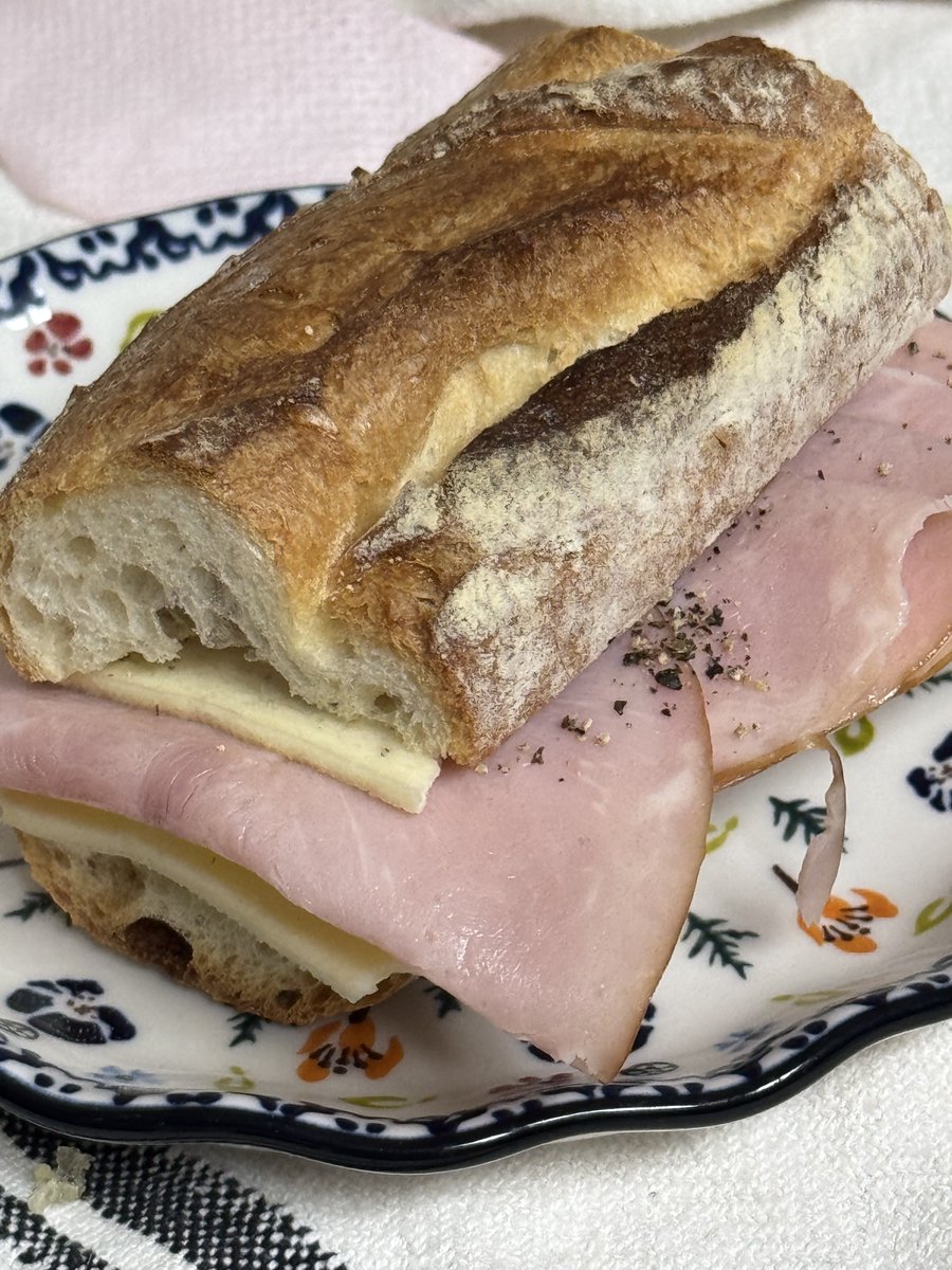 galette_de's tweet photo. 💕 행복한 저녁이었습니다!
🥪 판매글이 위에 보여서 샌드위치 사진으로..
또 먹고 싶어요..🤣💕 https://t.co/IVe7tlJXxP