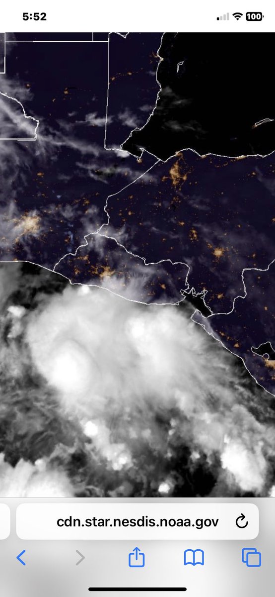AlbFerracuti's tweet photo. Geocolor satelite, infrarojo pues no tenemos luz solar todavia. Densa capa de nubes en el Pacifico. Recuerden aqui manda impulsos, no viene para aca rodo eso, por lo menos todavia no. Pero nos da una idea de como se esta organizando este campo depresionario. https://t.co/qvC1bdOPtf
