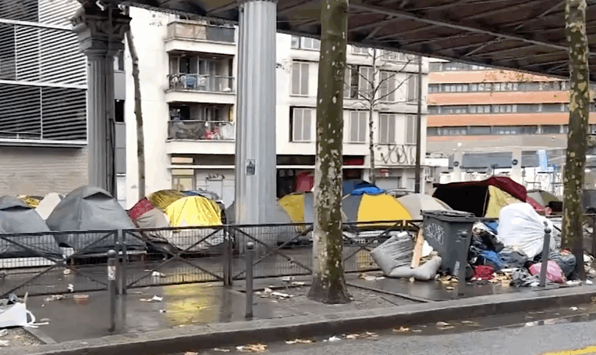 Hébergement d’urgence saturé : l'État accélère les régularisations d'étrangers- Par @YannMontero
Faute de créer des places d’accueil d'urgence, le gouvernement mise sur la régularisation pour fluidifier le système.
https://www.bvoltaire.fr/hebergement-durgence-sature-letat-accelere-les-regularisations-detrangers/?fsp_sid=18364