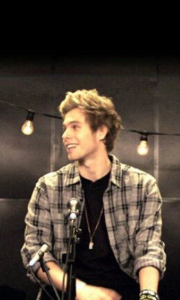 DEATHBAT__Army's tweet photo. Let's play Guess who luke hemmings is looking at game... https://t.co/dnRuQ8zl36