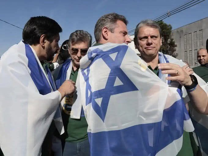 orlandoguerreir's tweet photo. Nesta foto identificamos o Prefeito e o governador de são Paulo, também está na foto um pastor evangélico que já foi preso nos EUA.
Esse evento é chamado de "marcha para Jesus", observem que usam a bandeira de Israel, um país invasor, terrorista e genocida e, que não reconhece Cristo que é o motivo da marcha.
Eu juro que não é perseguição e tampouco preconceito, mas esses evangélicos brasileiros ultrapassaram todos os limites da ignorância.
Seres abjetos e manipuláveis que a direita golpista usa como massa de manobra.
Depois dos escravocratas, dos ditadores e da direita reacionária e golpista, os mais degenerados e desprezíveis seres, são os evangélicos.
Quando esses animais abrem a boca é pra falar merda sem sentir vergonha.