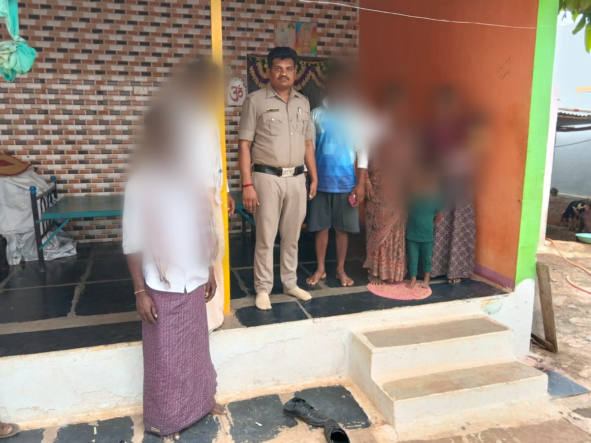 112Vijayanagara's tweet photo. ದಿನಾಂಕ : 06-06-2026 ರಂದು ಹಿರೇ ಹಡಗಲಿ ಪೋಲಿಸ್ ಠಾಣೆ ವ್ಯಾಪ್ತಿಯಲ್ಲಿ ಜಗಳವಾಡುತಿದ್ದರೆಂದು 112 ಗೆ ಕರೆ ಬಂದಿದ್ದು ಸ್ಥಳಕ್ಕೆ ಹೋಗಿ ವಿಚಾರಿಸಲಾಗಿ ಸ್ಥಳದಲ್ಲಿ ಸಮಸ್ಯೆ ಬಗೆಹರಿಸಿರುತ್ತೇವೆ.@112Karnataka @VJNDISTPOLICE https://t.co/Mfkm9EWwNj