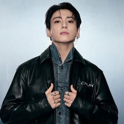mhereonlyforbts's tweet photo. JUNGKOOK                     JUNGKOOK
CALVIN KLEIN               CALVIN KLEIN
2023                                2026 https://t.co/h4d0kEwv6m