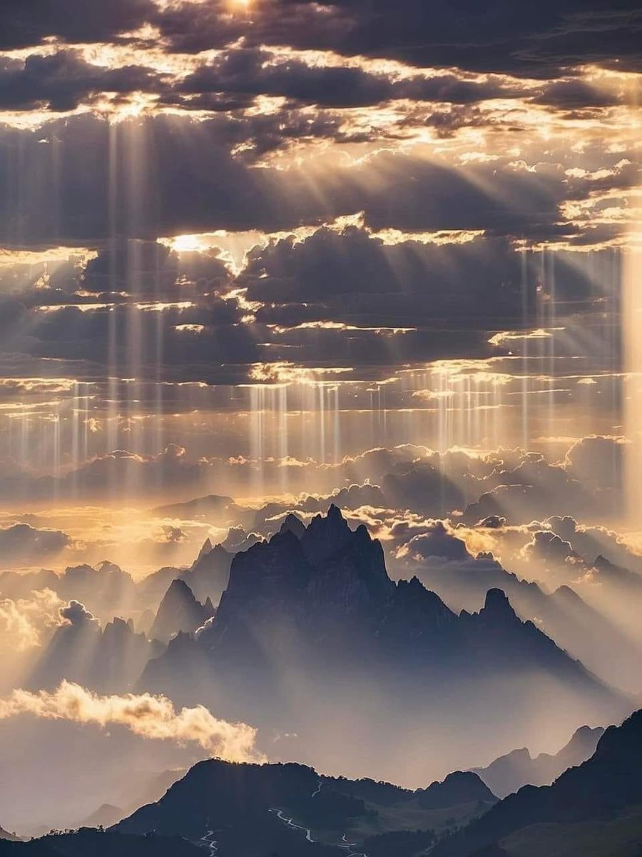 astrooalert's tweet photo. Breathtaking View 😍 https://t.co/OvJeCUgU6Q