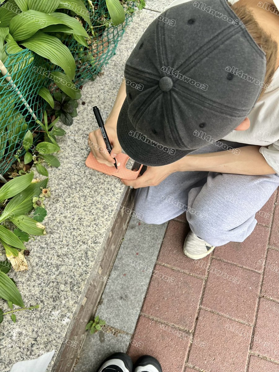 tamjigwn's tweet photo. 최근에 뜬 목격담들 옷차림 걸음걸이 이런거 진심 다모르겟고
자기 팬이란 말에 바로 뒤돌아서 모자 마스크 벗어준 거
불편하면 싸인 안받아도 괜찮다는 팬분 말씀에도 쪼그려앉아서 먼저 이름 물어보고 케이스에 싸인해준 거 < 이게 나한텐 진짜 10.0 김건우야…………….씌봘 https://t.co/dNJ7JalVM2