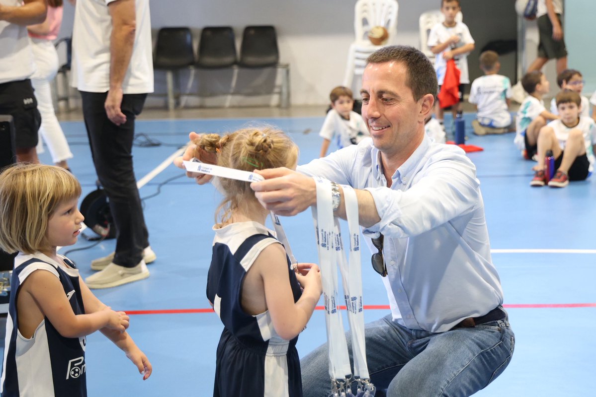 Ll_Galmes's tweet photo. Tancam una nova temporada dels Jocs Esportius Escolars amb una xifra rècord: 12.735 infants participants a 39 municipis de l’illa. 🏅

Avui hem compartit a Campos la cloenda de bàsquet, amb prop de 400 nins i nines gaudint de l’esport, l’amistat i el treball en equip.

Des del Consell de Mallorca continuam apostant per un model esportiu que posa els valors, la inclusió i els hàbits saludables per damunt de la competició. Un esport obert a tothom, que ajuda a créixer, aprendre i compartir.

Enhorabona a tots els participants, famílies, entrenadors, clubs i ajuntaments que ho fan possible.