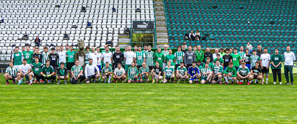 MutinskyTomas's tweet photo. Neuvěřitelné ožívá! Zapojit se do projektu projevilo zájem 250 fanoušků, přes 100 z nich vyplnilo dotazník a 70 dorazilo v pátek do Ďolíčku! Chtějí sportovat. Chtějí hrát za Bohemku. 18 - 60 let. Nesmysl 🤯 Sledujte nás na Instagramu https://t.co/L5VT9lGWP6 🙏 O dosahu zase jindy https://t.co/0qgEbVfO6T