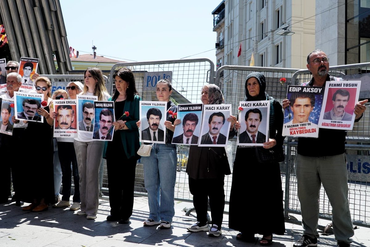 Kadininn_Sesi's tweet photo. Cumartesi Anneleri:

"1106.haftamızda, 32 yıldır hakikatin inkâr edildiği ve faillerin cezasızlıkla korunduğu Savaş Buldan, Adnan Yıldırım ve Hacı Karay için adalet istiyoruz."

#CumartesiAnneleri1106Hafta https://t.co/eZ8jPPeGfw