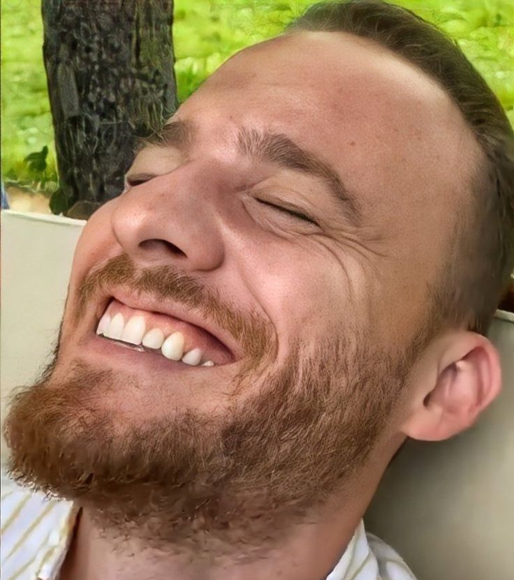 thebursinbrasil's tweet photo. ✨️Em um mundo que parece cada vez mais acelerado, pesado e cheio de ruídos, existem pessoas que nos lembram da importância das coisas simples. O sorriso de Kerem Bürsin é uma delas.

Não é apenas um sorriso bonito. É aquele tipo de sorriso que transmite paz, que parece dizer que ainda vale a pena acreditar nos bons encontros, nos sonhos e nos dias melhores. Em meio a tantas preocupações, ele nos recorda que a leveza não é ausência de problemas, mas a escolha de continuar seguindo em frente sem perder a capacidade de enxergar a beleza da vida.

Talvez seja por isso que tantas pessoas se conectem com ele. Porque seu sorriso carrega algo raro: autenticidade. Não é uma imagem perfeita, mas um reflexo de alguém que valoriza a gratidão, o humor, a simplicidade e a alegria de viver.

E, sem perceber, ele nos ensina uma lição importante. A de que a felicidade nem sempre está nos grandes acontecimentos. Às vezes, ela está em uma caminhada ao ar livre, em uma risada compartilhada, em um momento de paz ou em um sorriso sincero.

Em tempos tão caóticos, o sorriso de Kerem é um lembrete silencioso de que a vida pode ser mais leve quando escolhemos olhar para ela com esperança. Porque algumas pessoas iluminam um ambiente quando entram nele. E outras conseguem fazer isso apenas sorrindo. ✨❤️

#KeremBürsin