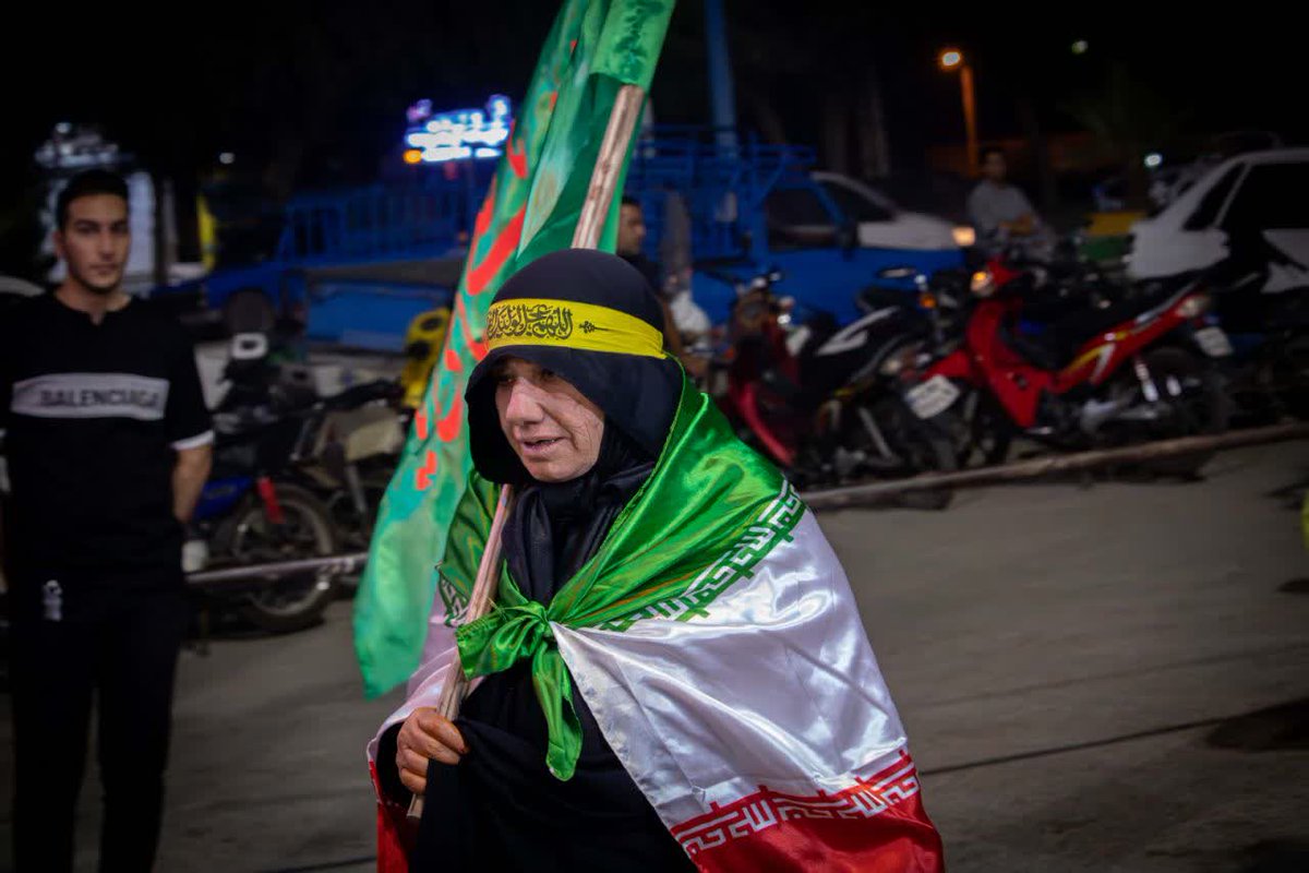 _fateme313's tweet photo. آدم‌هایی که با عشق به وطن، از هر گله‌مندی عبور کردن و رسیدن به میدان، این‌ها همان سوژه‌های ناب تاریخ هستن..! 
#خیابان_ایران
#IranianOnIt https://t.co/ExA1lF3wCp