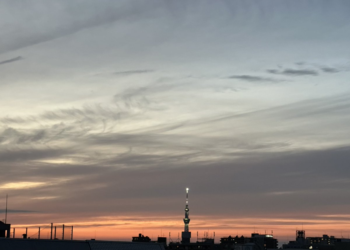 _tackan's tweet photo. 今日の東京はとても良いお天気でしたね。夕焼けもきれいでした♪ https://t.co/3Qf4c8SPhF
