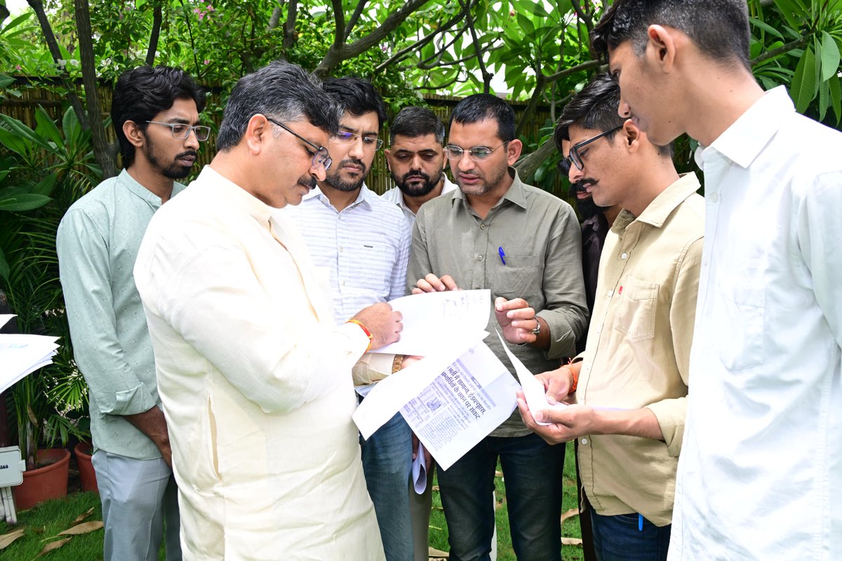 NewsBawarchi's tweet photo. मामला गरमाता जा रहा है। बीसीआई भर्ती के अभ्यर्थियों ने नेता प्रतिपक्ष टीकाराम जूली और कांग्रेस प्रदेशाध्यक्ष गोविंद सिंह डोटासरा से मुलाकात की।
बेसिक कंप्यूटर अनुदेशक भर्ती 2026 के अभ्यर्थियों के साथ आरक्षण हित संरक्षक मंच के जस्सा राम चौधरी, डॉ. रामसिंह सामोता, सुनील कुमार, राजपाल यादव ने इस भर्ती में ओबीसी, एमबीसी, सामान्य और EWS वर्गों के साथ हो रहे अन्याय के बारे में अवगत कराया।
@GovindDotasra 
@TikaRamJullyINC
@DrRamSinghSamot