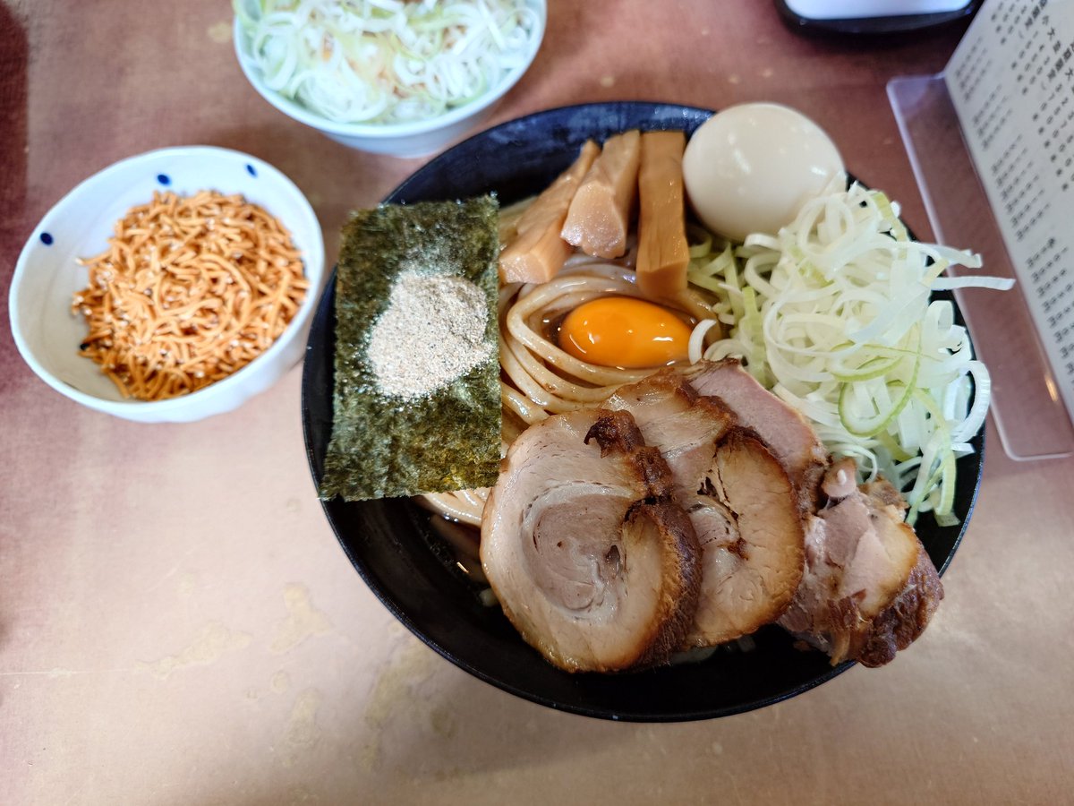 Lookat_nonke's tweet photo. らーめん　にい村
←先週の冷やしまぜ
➝今日のカレーまぜ

さっぱり系とアチアチ系の両方を堪能できるシーズンですね、相変わらずカレーまぜは追飯バター必須でした。
あと今日のバラチャーシューこれ、バチバチにトロントロンでカレーまぜにかなり合ってた・・・！！？お見事です👏 https://t.co/9J2139iUlB