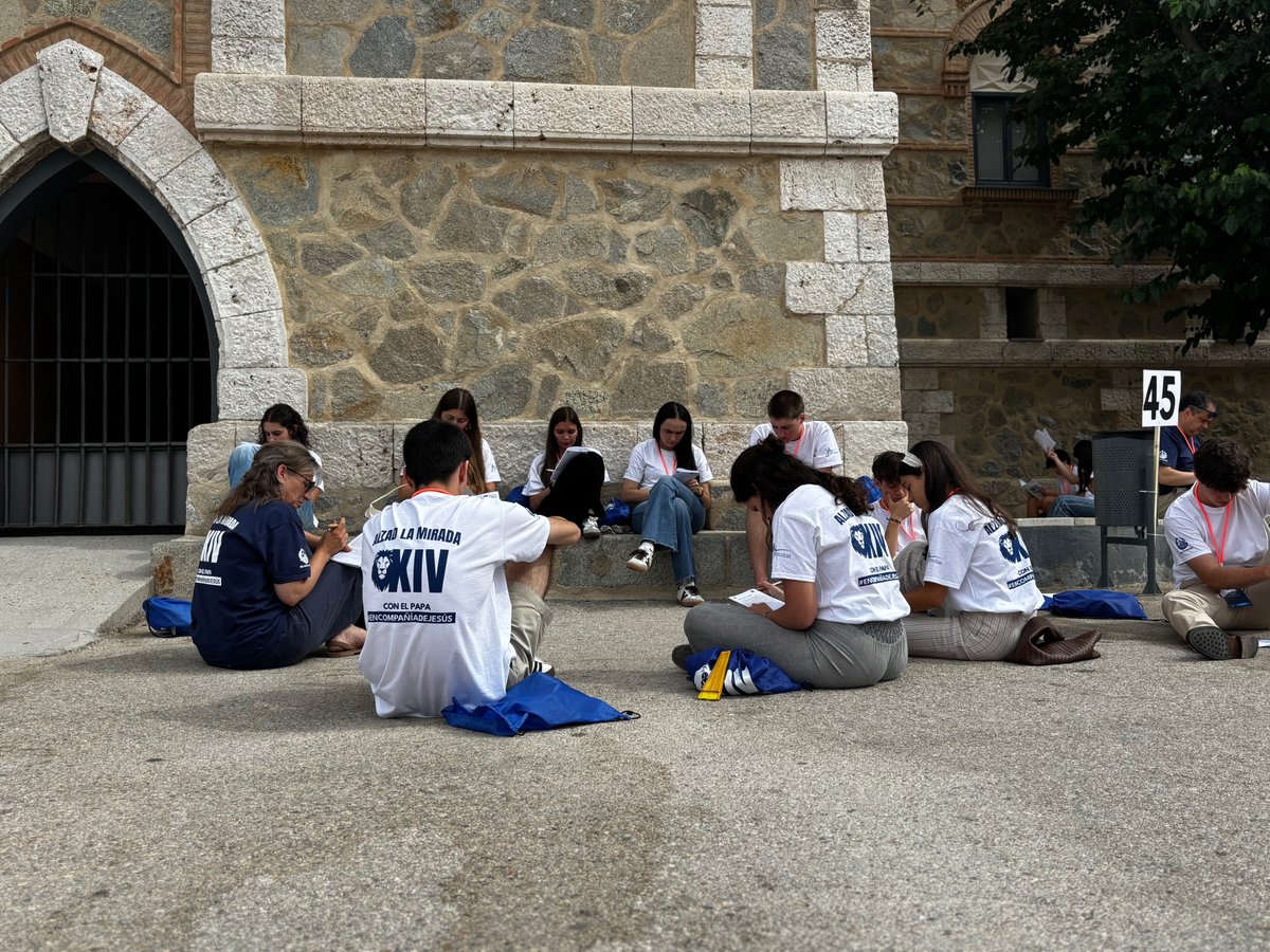 educsi's tweet photo. El valor de la amistad que nos lleva a Jesús, el valor de decidir y sentirnos parte de una iglesia en camino y encuentro. 

Nuestros grupos de compartir se van convirtiendo en pequeñas comunidades de fe compartida. 

#AlzadLaMirada #EnCompañíaDeJesús https://t.co/TX69wuJrbF