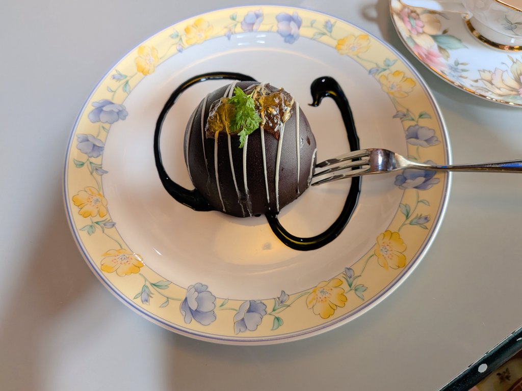 usausa2828's tweet photo. 甘い物食べたすぎて仕方なかったから
喫茶店でケーキ食べてきた。
3種のチョコレート🍫ケーキ
中がチョコレートムースになってて美味しかったです。
カップ☕️もお皿も可愛いかった。
帰りにミスド寄ったらもっちゅりん普通にあったから
きなことみたらしゲットしてきた。 https://t.co/7chxUXrWC7